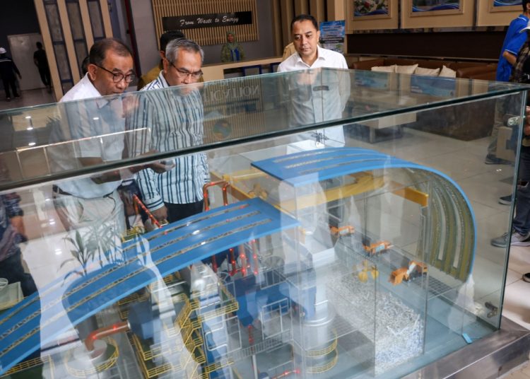 Bupati Bantul Abdul Halim Muslih saat meninjau PLTSa Benowo.