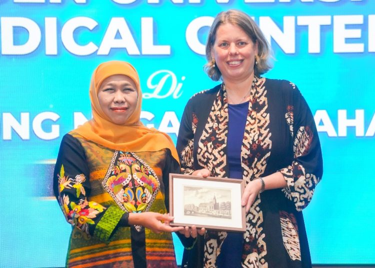 Gubernur Jatim Khofifah Indar Parawansa bersama Professor of Internal Medicine, Member of the Executive Board of Leiden University Medical Center (LUMC) Belanda, Prof. dr. Marlies Reinders.
