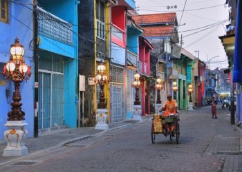 Foto ilustrasi lampu dekorasi di kawasan Kota Lama Surabaya.