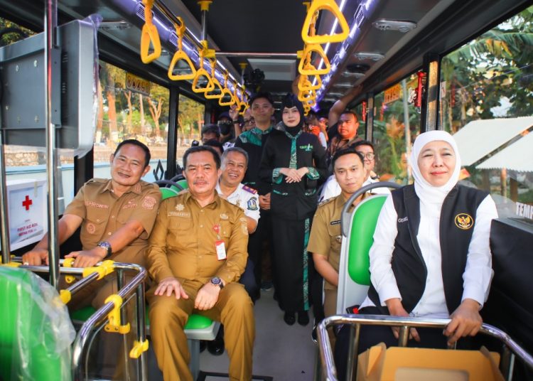 Gubernur Khofifah Indar Parawansa saat meluncurkan Trans Jatim Koridor VII Terminal Lamongan – Dukun Gresik – Terminal Paciran.