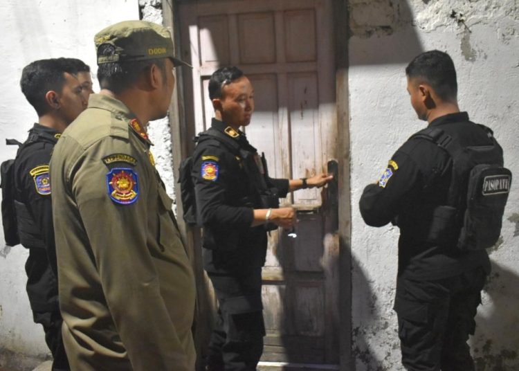 Tim Satpol PP Surabaya melakukan penyisiran eks lokalisasi Moroseneng.