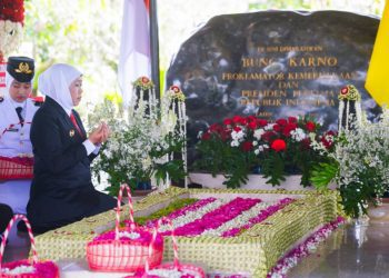 Gubernur Jatim Khofifah Indar Parawansa saat ziarah ke makam Bung Karno.