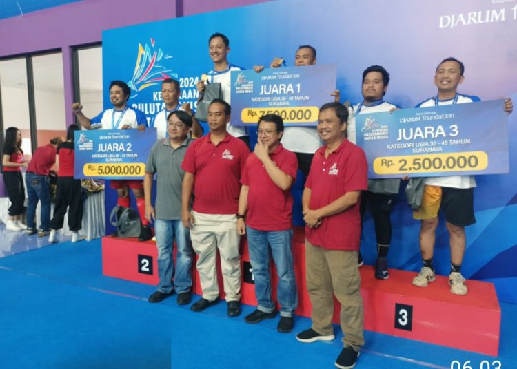Penyerahan hadiah pada Kejuaraan Bulutangkis Antar Media tahun 2024 lalu.