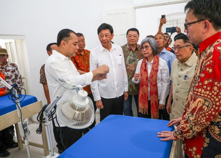 Wali Kota Surabaya, Eri Cahyadi bersama Yayasan Bhakti Persatuan saat meresmikan Rumah Akupuntur "Griya Sehat Cahyadi".