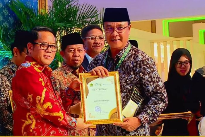 Plt Kepala Dinas Komunikasi dan Informatika (Diskominfo) Kota Surabaya, Muhamad Fikser, menerima penghargaan Agregator Penggerak Wakaf Uang.