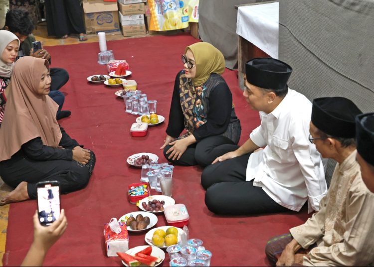 Wali Kota Surabaya, Eri Cahyadi, didampingi Ketua  TP PKK Kota Surabaya, Rini Indriyani, bertakziah ke rumah duka korban jiwa reruntuhan Ponpes Al Khoziny.