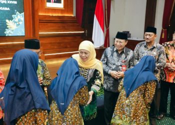Gubernur Jatim Khofifah Indar Parawansa melepas kafilah Jatim yang akan berlaga pada ajang STQHN XXVIII yang berlangsung 12 –19 Oktober 2025 di Kendari, Sulawesi Tenggara.