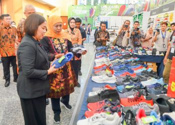 Gubernur Jatim Khofifah Indar Parawansa di sela Pekan Raya Jawa Timur  Surabaya 2025 di Grand City Convention Center & Exhibition, Surabaya.