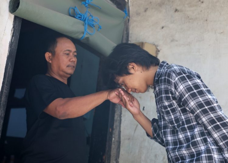 Ibra Maulana bersama ayahnya.