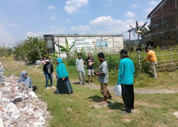 Pengukuran jalan di Desa Sumberan, Kelurahan Balas Klumprik, Kecamatan Wiyung, Surabaya.