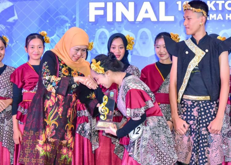 Gubernur Jatim Khofifah Indar Parawansa menyerahkan penghargaan berupa piala, piagam dan hadiah uang tunai kepada para pemenang.