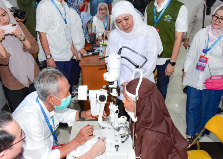 Pemeriksaan serta pembagian 1.000 kacamata gratis kepada anak-anak dari 12 sekolah di Surabaya dalam rangkaian World Sight Day Tahun 2025.