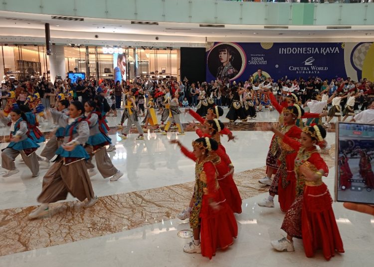 Penampilan para peserta dalam gelaran Indonesia Menari 2025 di Ciputra World Surabaya.