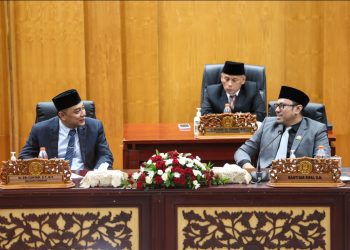 Wali Kota Surabaya Eri Cahyadi bersama pimpinan DPRD Surabaya pada sidang paripurna di DPRD Surabaya.
