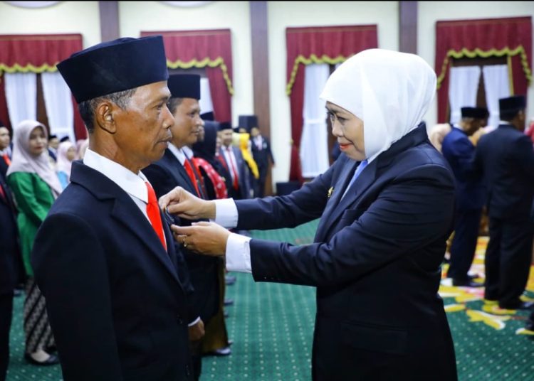 Penyematan Satyalancana Karya Satya kepada 982 ASN oleh Gubernur Khofifah.