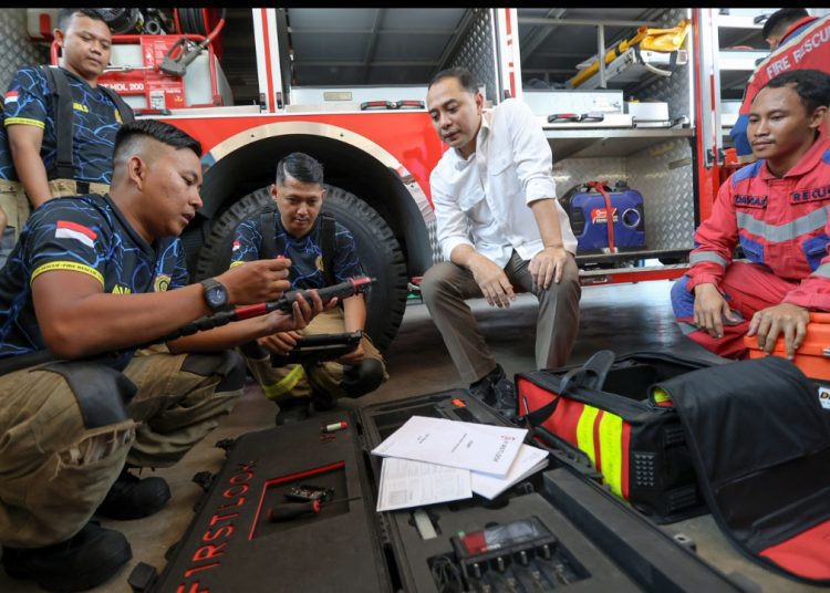 Wali Kota Surabaya, Eri Cahyadi, saat mengunjungi kantor Dinas Pemadam Kebakaran dan Penyelamatan Surabaya.