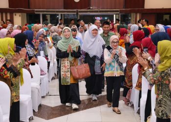 Ketua Bunda PAUD Surabaya Rini Indriyani saat Sosialisasi Program Makanan Bergizi Gratis bersama Mitra Kerja bertema Bersama Mewujudkan Gizi Berkualitas untuk Generasi Sehat Indonesia, yang digelar bersama BGN dan DPR RI di Gedung Wanita Candra Kencana.