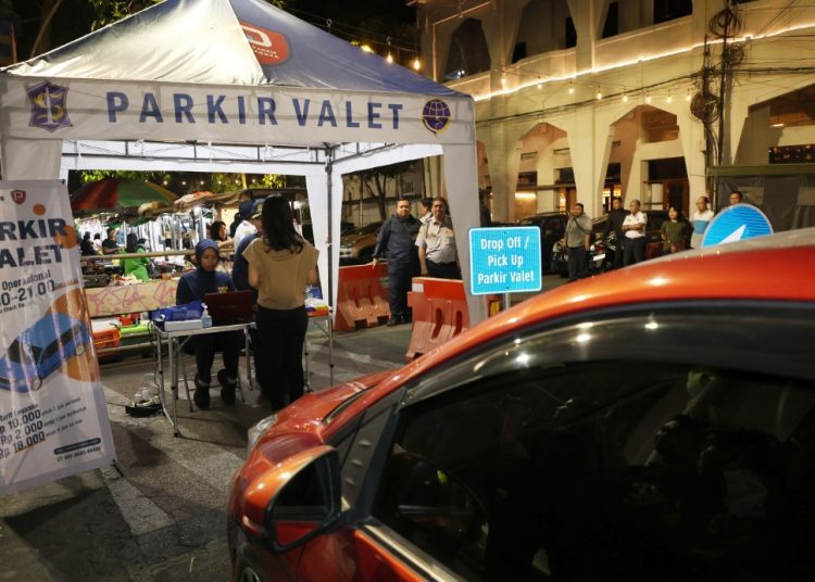 Layanan parkir valet yang dilaksanakan di Jalan Tunjungan Surabaya.