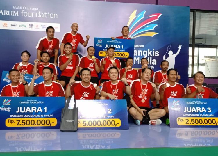 Foto bersama para juara Kejuaraan Bulutangkis Antar Media zona timur di GOR Marvel Surabaya.