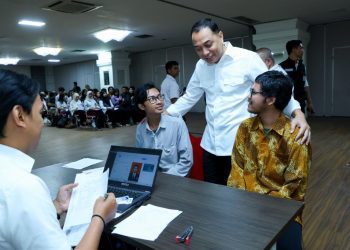 Wali Kota Surabaya Eri Cahyadi berbincang dengan mahasiswa calon penerima beasiswa Pemuda Tangguh. Dengan beasiswa ini mahasiswa bisa menikmati manfaat program tersebut, mulai dari bantuan biaya hidup bulanan hingga pembiayaan Uang Kuliah Tunggal.