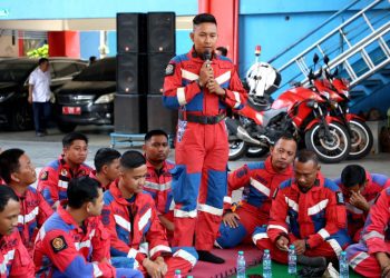 Salah satu personel tim Damkar menceritakan pengalaman pada misi penyelamatan santri di rerruntuhan Ponpes Al-Khoziny, Sidoarjo.