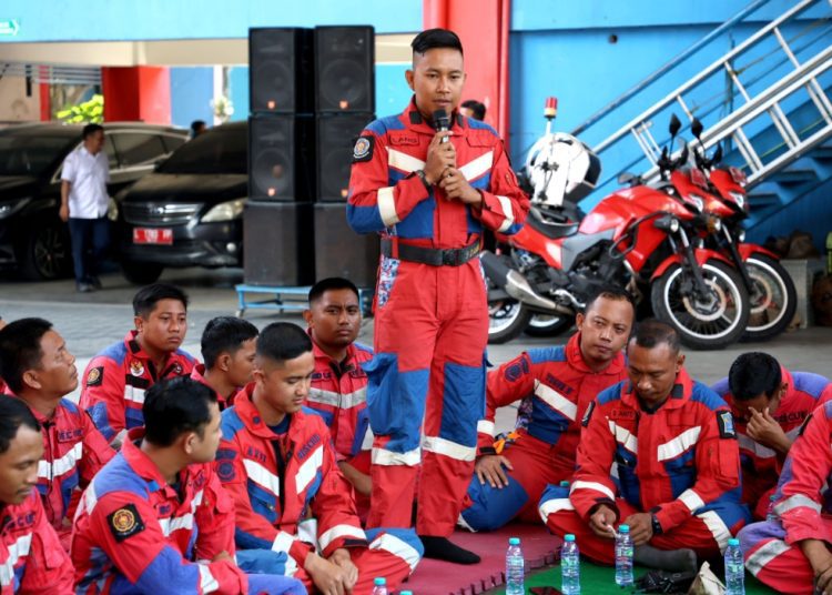 Salah satu personel tim Damkar menceritakan pengalaman  pada misi penyelamatan  santri di rerruntuhan Ponpes Al-Khoziny, Sidoarjo.