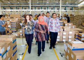 Gubernur Jawa Timur Khofifah Indar Parawansa di sela menghadiri Ground Breaking Dyeing and Finishing Factory PT. Coats Rejo Indonesia di Pleret, Kabupaten Pasuruan,