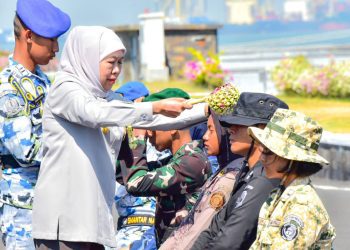 Upacara pembaretan secara kolektif 1.346 siswa SMAN Taruna se-Jawa Timur Tahun 2025 yang digelar di Dermaga Madura, Koarmada II.