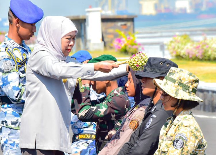 Upacara pembaretan secara kolektif 1.346 siswa SMAN Taruna se-Jawa Timur Tahun 2025 yang digelar di Dermaga Madura, Koarmada II.