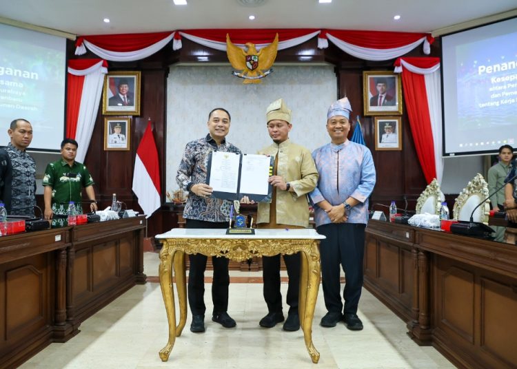 Wali Kota Surabaya, Eri Cahyadi, dan Wali Kota Pekanbaru, Agung Nugroho, usai menandatangani Kesepakatan Bersama tentang kerja sama pembangunan daerah