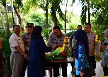 Gerakan Pangan Murah di Kecamatan Karangpilang, Surabaya.