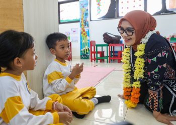 Bunda PAUD Kota Surabaya Rini Indriyani berbincang dengan  siswa Taman Kanak-Kanak Labschool 2 Universitas Negeri Surabaya Lidah Wetan.