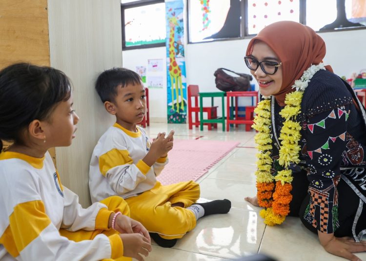 Bunda PAUD Kota Surabaya Rini Indriyani berbincang dengan siswa Taman Kanak-Kanak Labschool 2 Universitas Negeri Surabaya Lidah Wetan.