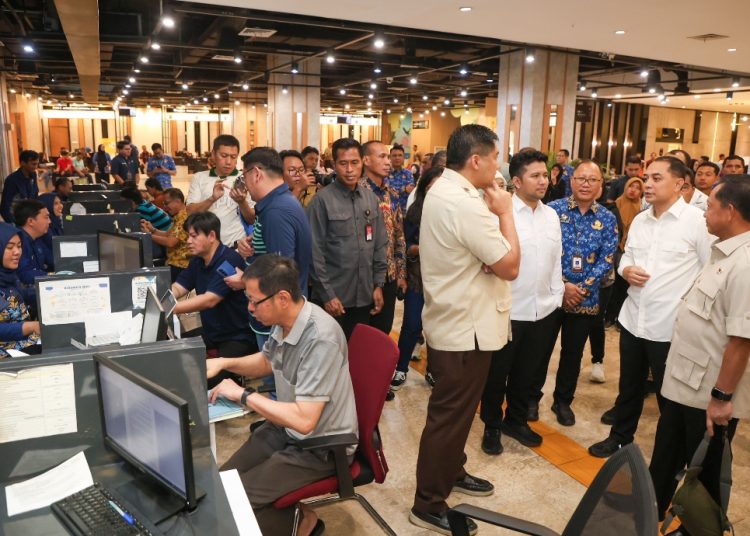 Menteri Perumahan dan Kawasan Permukiman Maruarar Sirait bersama Menteri Dalam Negeri Tito Karnavian saat mengunjungi Mal Pelayanan Publik Siola.