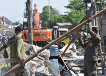 Penertiban bangunan di kawasan Kebonagung Surabaya.