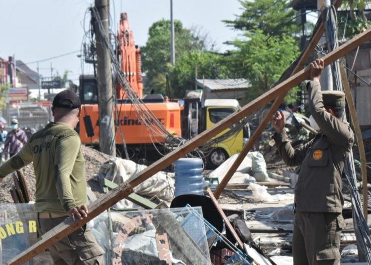 Penertiban bangunan di kawasan Kebonagung Surabaya.