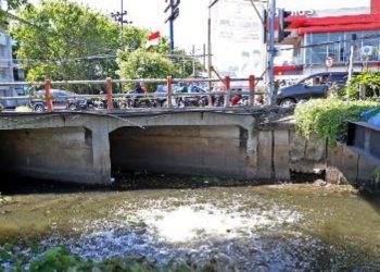 Semburan air berbau gas muncul di sungai kawasan persimpangan Jalan Rungkut Madya, Kelurahan Rungkut Tengah, Kecamatan Gununganyar, Surabaya.