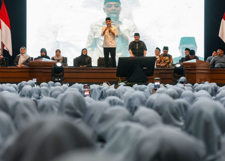 Wali Kota Surabaya, Eri Cahyadi saat menghadiri launching majelis taklim Surabaya Berkah di Graha Sawunggaling