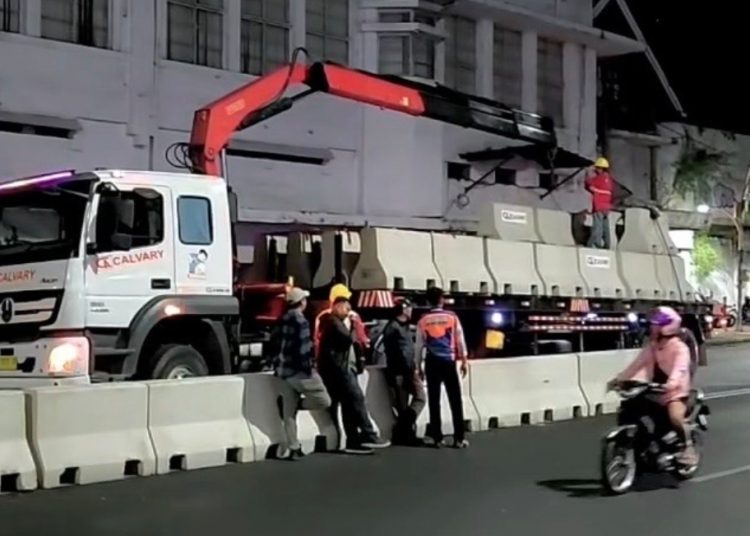 Pemasangan barter beton di Jalan Basuki Rahmat Surabaya.