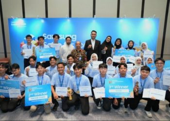 Seluruh Tim Pemenang SFT 2025, Perwakilan Kementerian Agama RI, Kementerian Pendidikan Tinggi, Sains, dan Teknologi RI, Head of Corporate Citizenship of Samsung Electronics Indonesia, dan Product Integration Group Head, Samsung R&D Institute Indonesia.