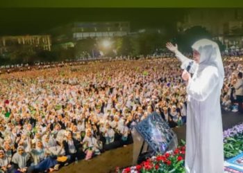 Gubernur Jawa Timur Khofifah Indar Parawansa menghadiri gelaran Lirboyo Bersholawat di Ponpes Lirboyo Kediri.