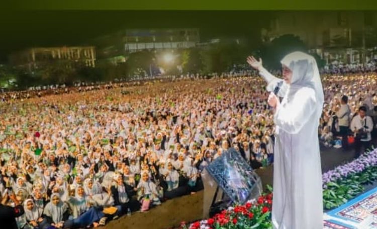 Gubernur Jawa Timur Khofifah Indar Parawansa menghadiri gelaran Lirboyo Bersholawat di Ponpes Lirboyo Kediri.