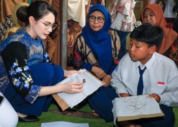 Arumi Bachsin di sela meresmikan Glory of Batik Gallery sekaligus meluncurkan Kurikulum Batik di Yayasan Bani Hasyim Islamic School, Perum Persada Bhayangkara Singhasari, Pagentan, Kabupaten Malang.