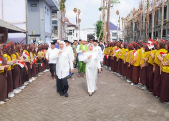 Gubernur Jatim Khofifah Indar Parawansa saat apel peringatan Hari Santri Tingkat Provinsi Jawa Timur Tahun 2025 di Pondok Pesantren An Nur II Al Murtadlo, Bululawang Malang.