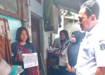 Tim dari Pemkot Surabaya menindaklanjuti laporan anak putus sekolah di Jalan Krembangan Bhakti.