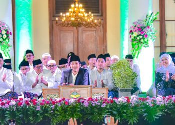 Gus Iqfam helaran Sholawat dan Tabligh Akbar di gedung Grahadi Surabaya.