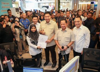 Menteri Perumahan dan Kawasan Permukiman Maruarar Sirait,  Menteri Dalam Negeri Tito Karnavian, Wagub Jatim Emil Elestianto Dardak dan Wali Kota Surabaya Eri Cahyadi saat di Mal Pelayanan Publik Siola.