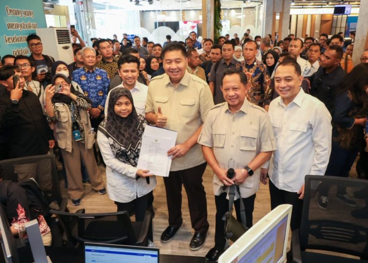 Menteri Perumahan dan Kawasan Permukiman Maruarar Sirait, Menteri Dalam Negeri Tito Karnavian, Wagub Jatim Emil Elestianto Dardak dan Wali Kota Surabaya Eri Cahyadi saat di Mal Pelayanan Publik Siola.