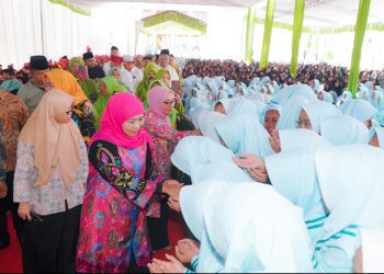 Gubernur Jatim Khofifah Indar Parawansa bersama Menteri Pemberdayaan Perempuan dan Perlindungan Anak Arifatul Choiri Fauzi saat menghadiri Peringatan Hari Santri 2025 di Pondok Pesantren Mojosari, Kabupaten Nganjuk.
