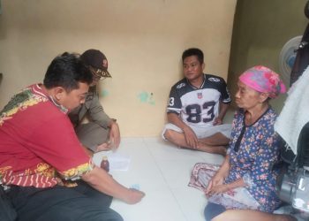 Tim Pemkot Surabaya melakukan penjangkauan perempuan lanjut usia (lansia) yang diduga terlantar di Pelabuhan Tanjung Perak.